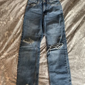 Blå jeans med hål  - Fina jeans från Cropp som inte kommer till användning. Inga slitningar/defekter. Storlek xxs men passar även mig som är xs 💛Medelhög midja