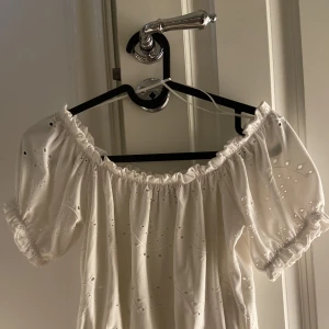Sommartopp - Söt sommartopp. Det är resår både upptill och nedtill. Går att ha antingen off shoulder eller puffärmar.