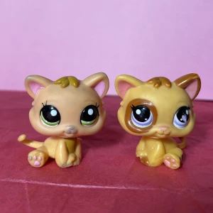 Littlest pet shop Kattungar #2020 #2414 med tillbehör  - Äkta och i mycket bra skick, skriv gärna för fler bilder! kolla gärna mina andra annonser då jag kan skicka dom i samma paket, frakten kan öka från 15kr till 30kr om det överstiger 100gram vid samfrakt