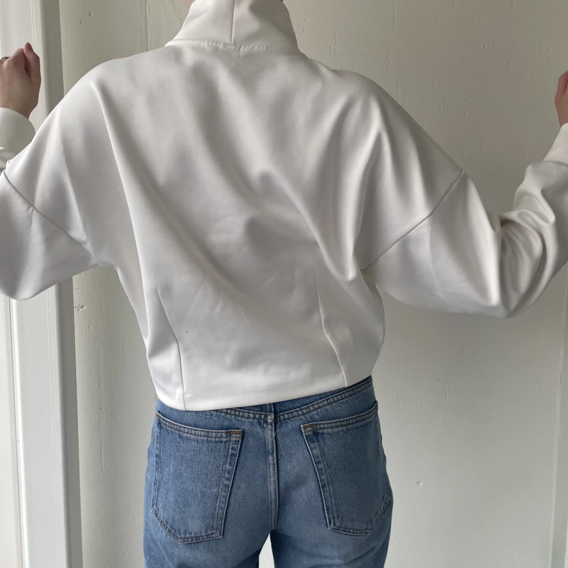 Vit cropped långärmad med hög krage. - 91