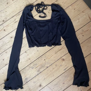 Svart croptop - Croptop från Shein, långa ärmar med slits och djup i ryggen och djup urringning. Jättefin men aldrig använd. 