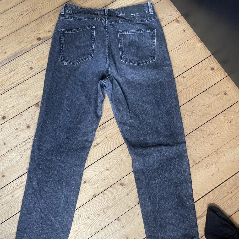 Grå/svarta ankellånga jeans (är 172 lång) från WESC. Inte stretchiga utan ganska hårda i materialet.. Jeans & Byxor.