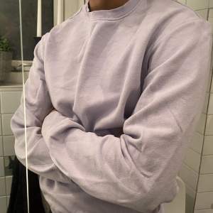 En sweatshirt från hm i pastell lilla färg
