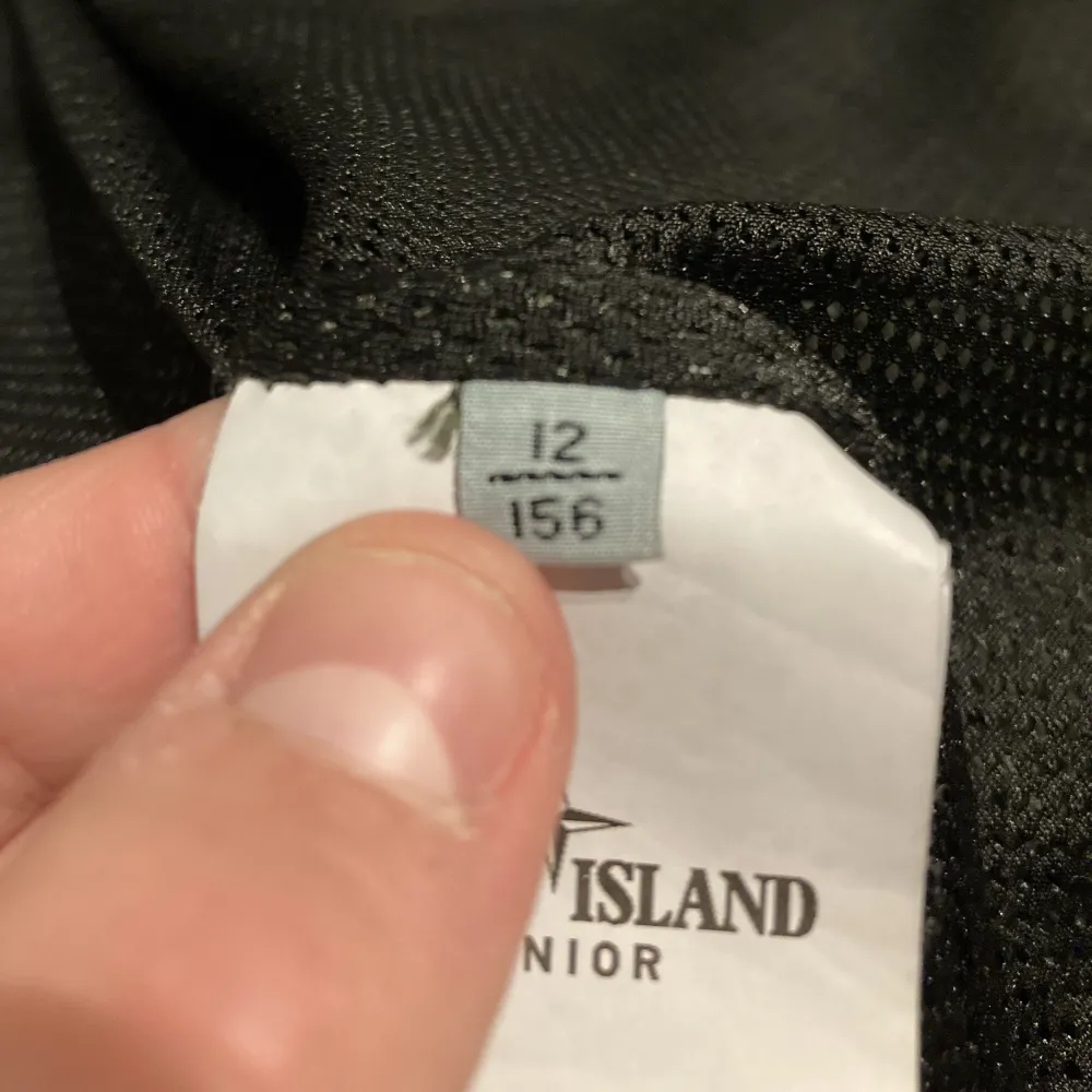 En vårjacka från Stone Island skick 9/10 nypris 4000kr (säljs billigt pågrund av att jag inte har något kvitto då jag fick jackan av en vän. Kan intyga på att den är äkta har bara inget bevis)Skriv till mig om du har några som helst funderingar.. Jackor.