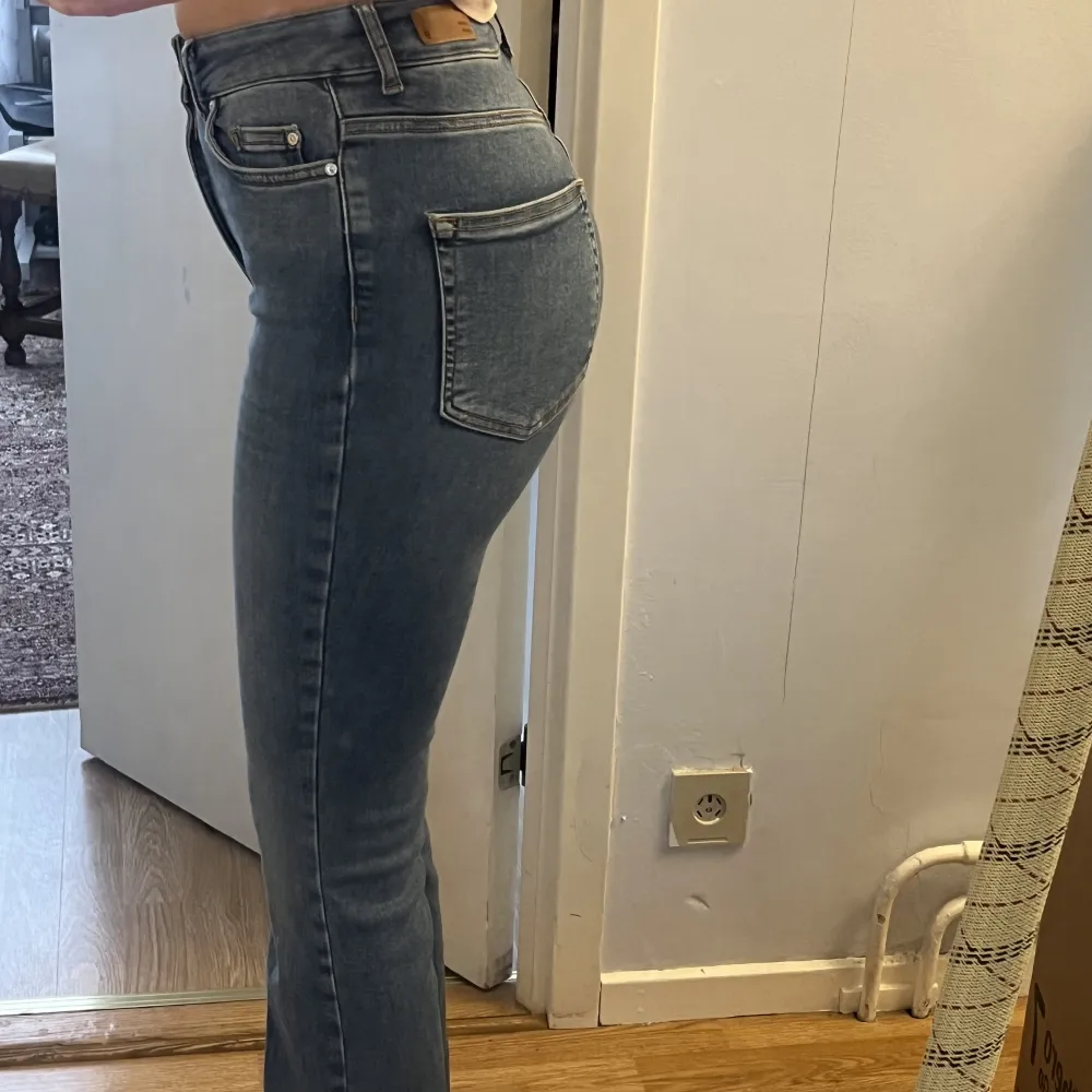 Utsvängda jeans köpta från Cubus, sitter superbra på mig men de är tyvärr lite för korta för mig. Köpta för 699 kr, de är precis som nya. Inga alls defekter. Jätte stretchiga. Har vanligtvis S på jeans men denna är i XS.. Jeans & Byxor.