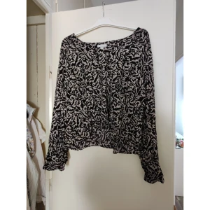 Mönstrad blus från H&M - Mönstrad blus från H&M strl XL