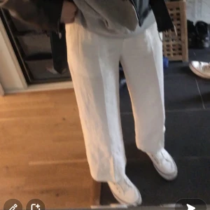 Linnebyxor  - Säljer dem här fina linnebyxorna, säljer dem då jag har andra. Fint skick! Har sprättat upp dem vid benen för att de ska bli längre, då är lite kortare i modellen.