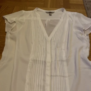Vit blus - Vit nästan oanvänd blus från hm i storlek 38. Perfekt för sommaren!