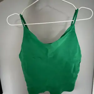 Säljer detta assnygga gröna silkes linne ifrån zara! Använt fåtal gånger. Storlek XS men passar även S 💚