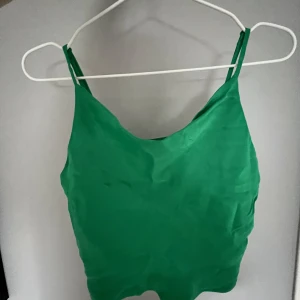 Grönt linne  - Säljer detta assnygga gröna silkes linne ifrån zara! Använt fåtal gånger. Storlek XS men passar även S 💚