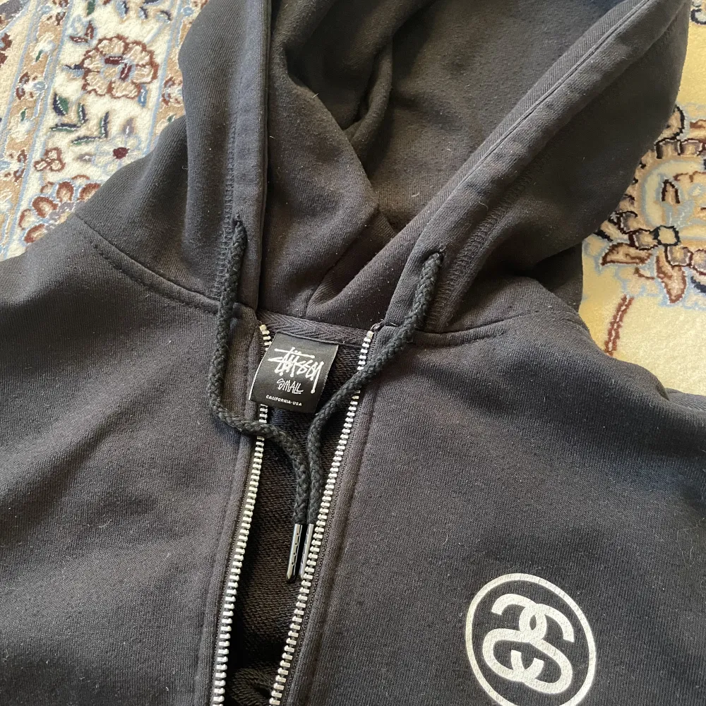 En limited zip up hoodie med tryck på baksidan som är i skit bra kondition. Köpt på SNS för 1600 och är slutsålt överallt. . Hoodies.