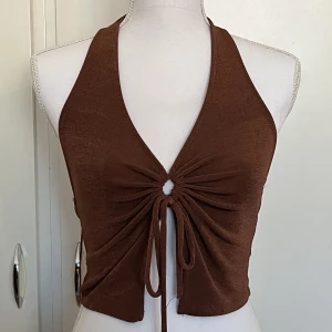 Glittrig topp  - Köppte för lääänge sen men vågade aldrig gå ut i den så den är princip i nyskick! Den är brun och glittrar i solen!