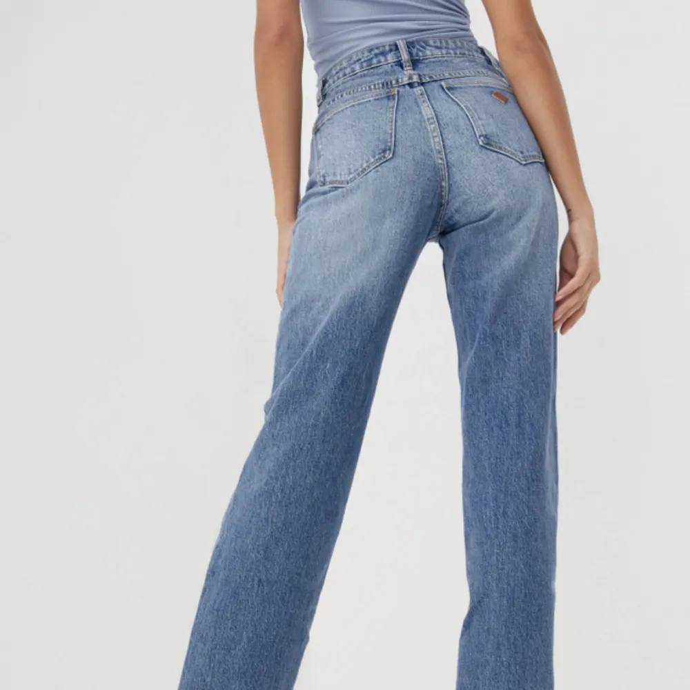 Säljer dessa snygga jeans från A brand då de inte används längre. Nypris 999kr. De är i fint skick då de knappt är använda❤️ kontakta mig vid intresse . Jeans & Byxor.