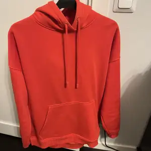 Säljer denna hoodie då den inte används, kontakta mig vid intresse❤️