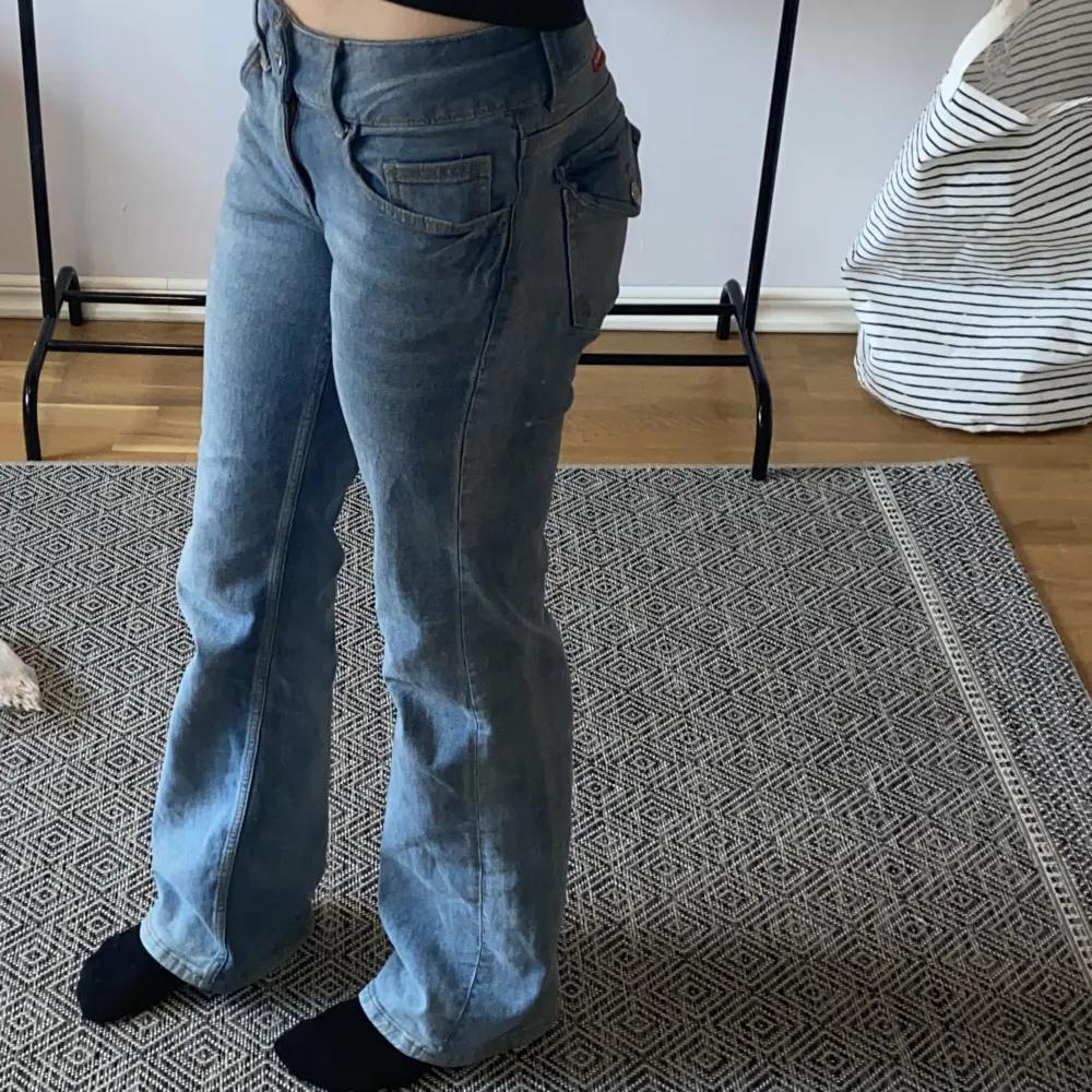 De populära jeansen från hm men coola fickor. De är ljusblå och i bra skick. Jag är 163cm. . Jeans & Byxor.
