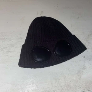 CP Company mössa - Köpte den nyligen för 1200 och har bara använten nån enstaka gång.                                                      Nytt skick