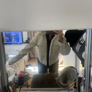 Jätte fin ljus vårjacka  - En kort jacka i skin imitation, ifrån nelly 