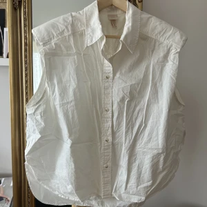 Ärmlös skjorta  - Skjorta utan ärmar med axelvaddar 