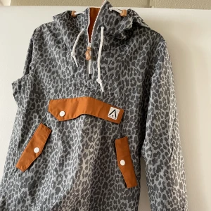 Anorak Skidjacka från wearcolour - Fin skidjacka i Anorakmodell. Dragkedja på sidan med möjlighet för ventilation på sidorna och vid hals. Fint skick!