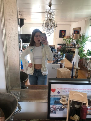 Peak Performance vit zip up tröja - Vintage peak performance zip up tröja! snygg till en garderob med vintage style! Säljer för 65kr + frakt. Storlek M 