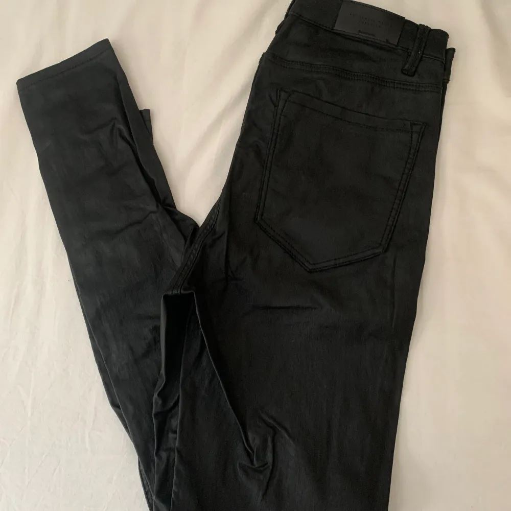 Högmidjade skinnbyxor (fake) i jeans liknande modell. Använda fåtal gånger men finns liten reva på ena knät men som inte är så synlig. Storlek 38. Jeans & Byxor.
