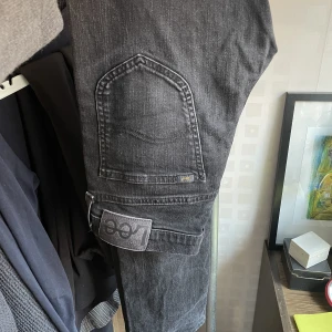 Svarta lee jeans - ”Daren” jeans från Lee i Stl 29x32. Medelhög midja o smalare ben. Fint skick! Kolla gärna min profil för fler jeans🥰