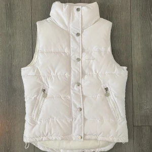 Vit väst  - Oversized vit väst. Har några små ”defekter” går att se lite på sista bilden