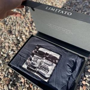 Limitato T-shirt - Tömmde garderoben och stötte på denna snygga limitato t-shirten, perfekt till sommaren! Tröjan är använd fåtal gånger och är i jätte bra skick. Tillkommer box! Ny pris ligger på runt 1600kr. Obs köpare står för frakt🙌 