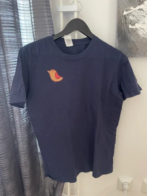 T-shirt  - T-Shirt med lite roligt tryck 😂