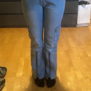 Bootcut jeans.  - Jeans med fungerande dragkedja på benen. Ljusblåa. Bakfickorna är ej riktiga men det är fickorna på benen. De är från miss Edith. Har defekt (se sista bilden).