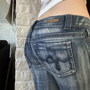 Guess Jeans - Lågmidjade Guess Jeans i bootcut, säljer då dem är för små.