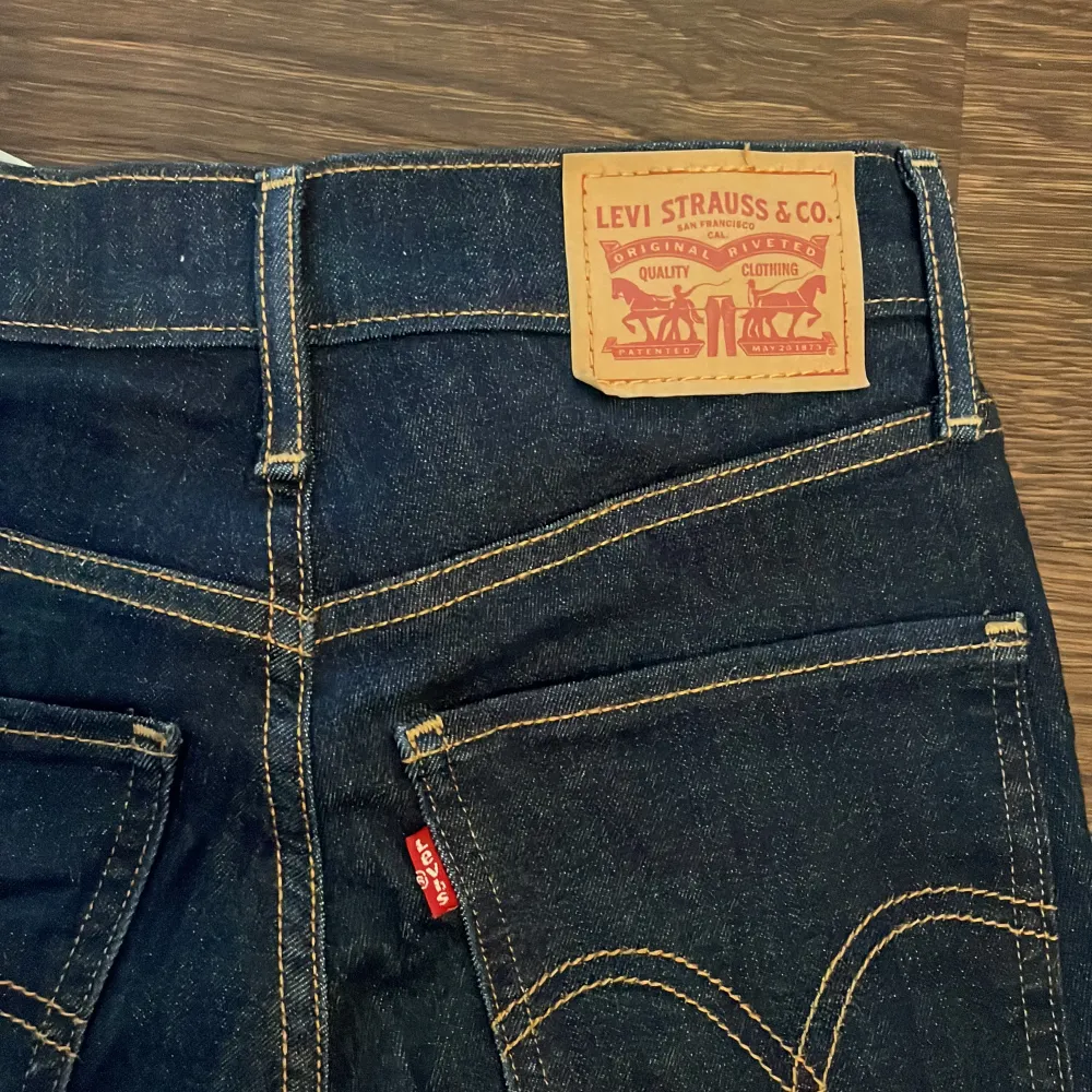 Säljer mina mörkblåa levi’s jeans i modellen ’mile high super skinny’. Inget slitage och dom ser helt nya ut! Nypris 1349kr säljer för 300kr + frakt (kan mötas upp i Stockholm)💕💗🤩. Jeans & Byxor.