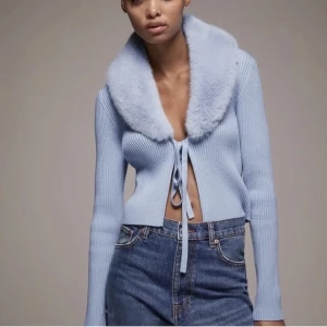 Pälskofta  - Säljer min älskade blåa pälskofta från zara! Säljer den då jag växt ur den :( Storlek M och i väldigt bra skick! Vid några frågor eller fler bilder hör av dig ☺️