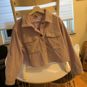 Jacka från H&M Stl M - Jätte fin ljuslila jacka i lite Manchester aktivt tyg från H&M i storlek M  Super fint skick 