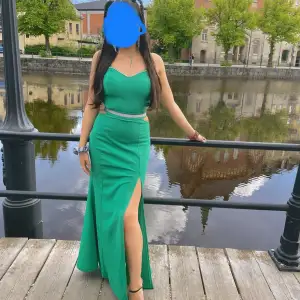 Säljer min gröna balklänning som endast är använd 1 gång förra året. Super fin verkligen och kramar åt kurvorna så bra! Säljer för 600 + frakt.