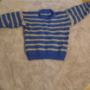 Tröja - Säljer denna hemma stickade tröja köpt second hand. Storleken är okänd men skulle säga att den sitter lite tajt på mig som har storlek S. 