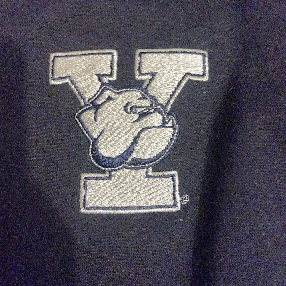 Yale college hoodie med små hål på framsidan. Dm för fler bilder. Pris kan diskuteras  . Hoodies.