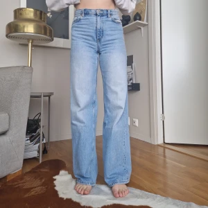 Jeans - Utsvängdajesn från monki
