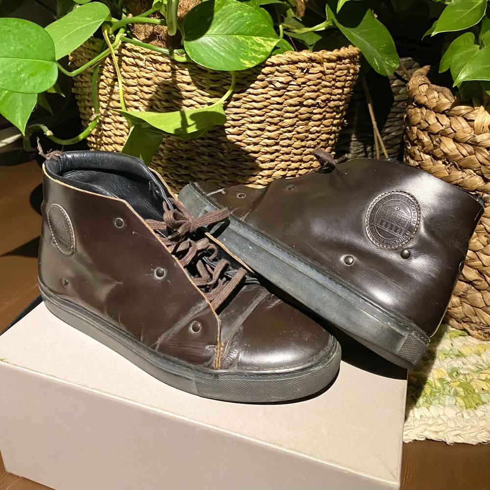 Hej, säljer ett par riktigt coola boots från Acne Studios. De har en lite glansig look. De är i storlek 42 men passar även 43. De är i bra skick, hör av dig för fler bilder. Nypris va runt 3000kr. Priset är inte hugget i sten. Hör av dig vid intresse.. Skor.