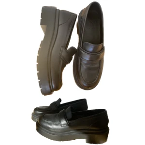 chunky loafers  - Coola loafers i läder med hög sula! Använda två gånger så i nyskick 🔥👞