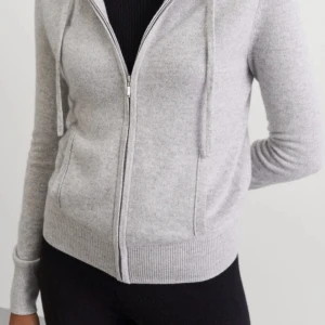 Soft goat zip hoodie - Säljer nu min soft goat hoodie i storlek L, men passar s lite oversize och m. Fint skick, använd få gånger. Nypris: 2495kr