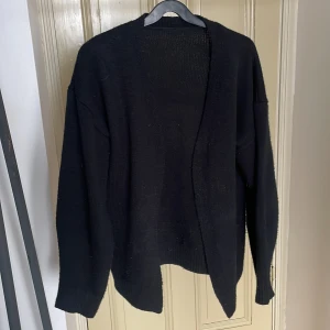 Svart kofta - Svart kofta från shein. Gott skick och har knappt används. Tunn, Storlek S/M 