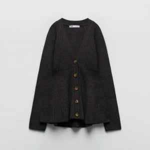 Zara kofta  - Säljer min jättefina och slutsålda  zara kofta som är helt ny med lapp kvar. Säljer då den tyvärr inte har kommit till användning och skulle göra mer glädje hos nån annan 💛 skriv gärna för fler bilder 🥰