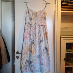 Sommarklänning - Fin sommarklänning I linneblandning. Smala band, bra skick. 