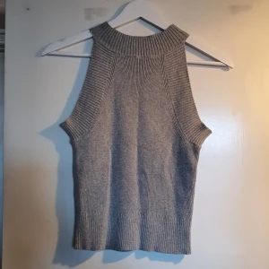 Stickad väst - Stickad grå väst från Monki. Använd men hel och ren. 