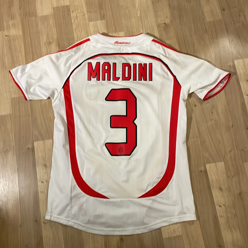 Detta är en extremt sällsynt milan Champions league final tröja från 2007 där de vann finalen, med Maldini på ryggen. T-shirts.