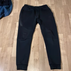 Nike tech old season - Detta är ett par Nike tech old season byxor som har tecken på användning. 