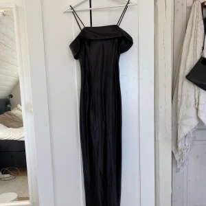 Svart balklänning  - NYTT SÄNKT PRIS!! Säljer denna så snygga balklänningen! 😍 Den är i satin men ett ordentligt material. Storlek 38 men skulle säga storlek S! 🥰 klänningen är stretchig och lite figursydd och framhäver höfterna så fint! Ny från sellpy köpt för cirka 400kr 🥰 