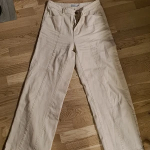 Beige byxor - Snygga beige byxor. Strl 40 men stretchigt tyg. Formar jättefint.