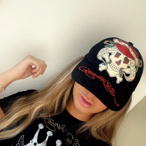 Ed Hardy t-shirt säljes  - En jättefin och knappt använd Ed Hardy tröja, storlek S. Sitter som en smäck! 